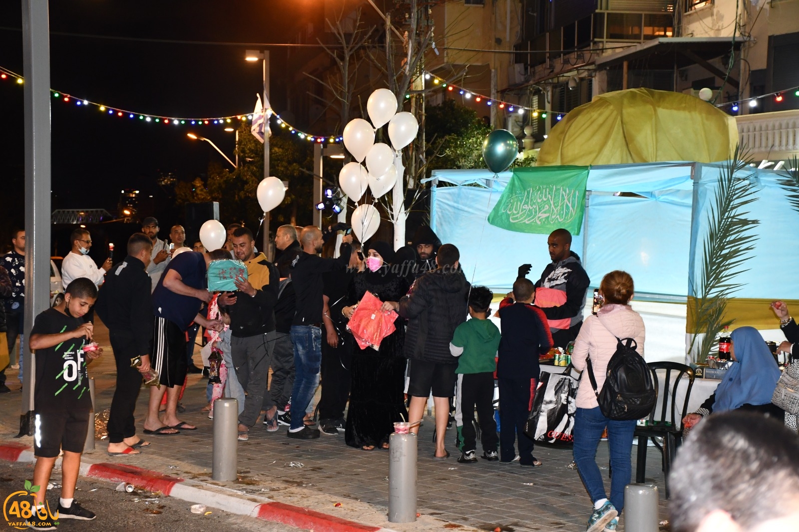  فيديو: بمناسبة حلول رمضان - توزيع الحلوى والهدايا على المارة في شارع ييفت بيافا